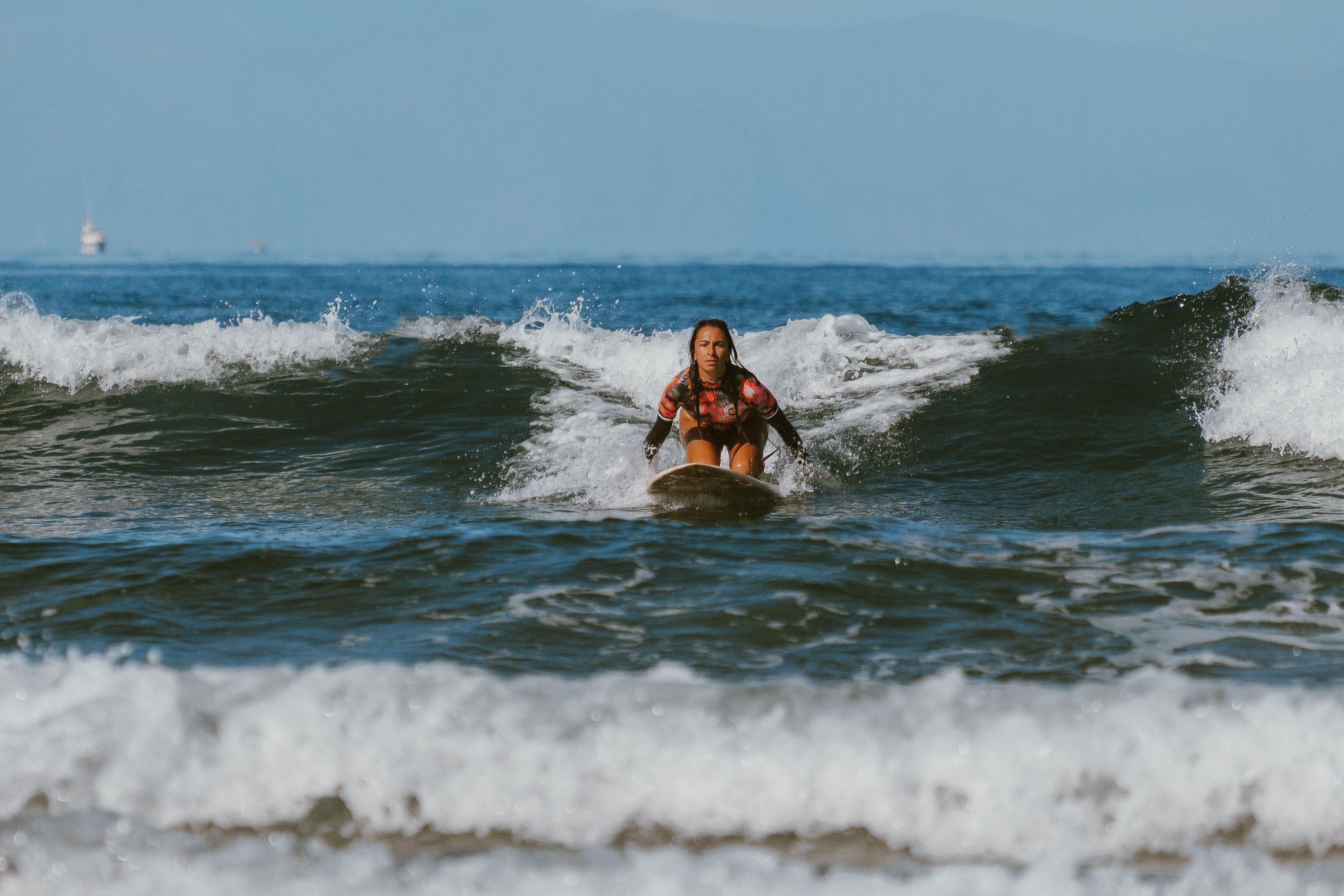 Comunidad surf y amigos en la arena