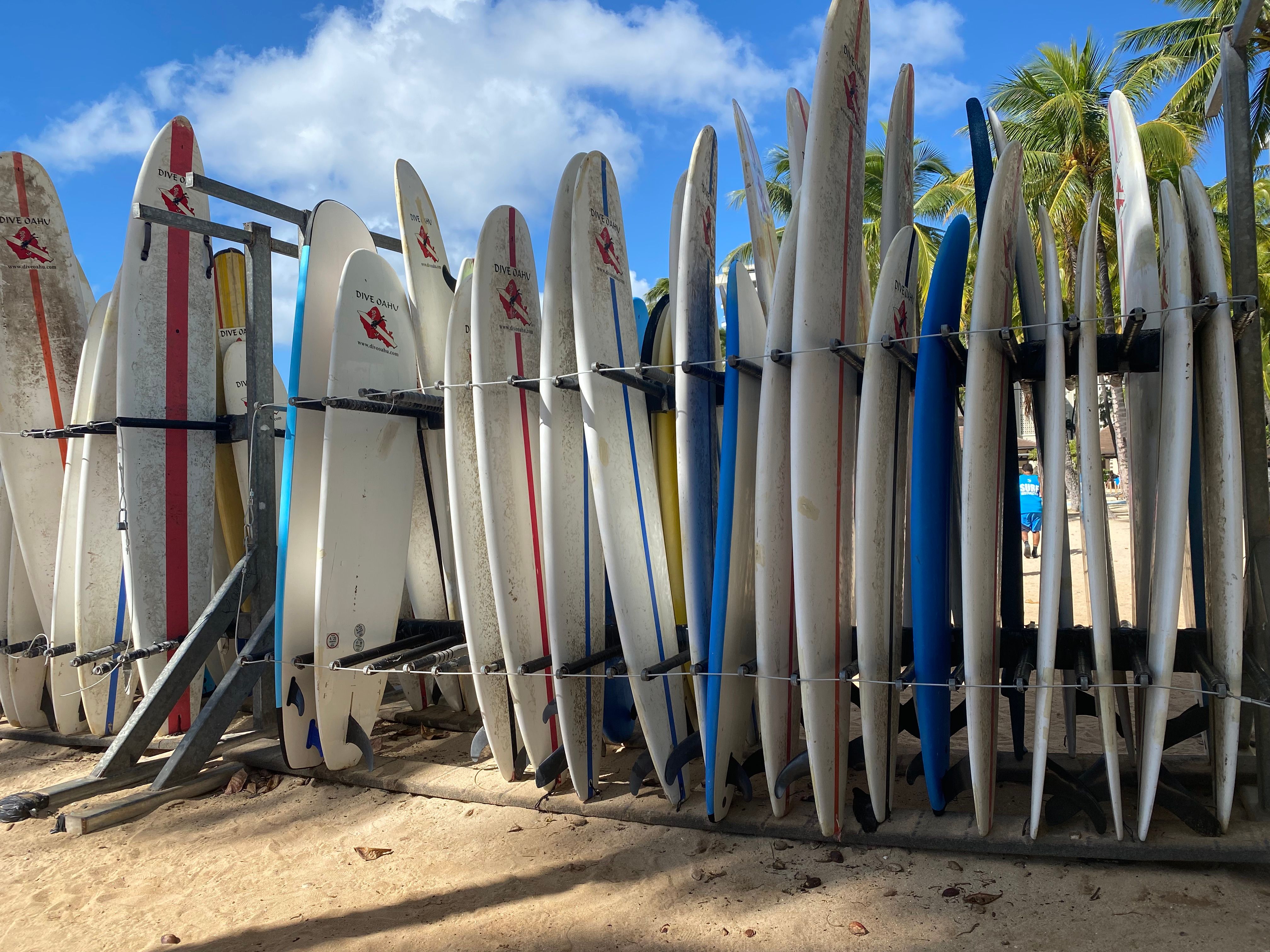 Rack de tablas de surf en Playa La Boca